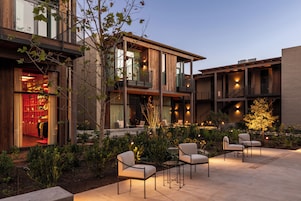 Breakfast, lunch, dinner served; American cuisine