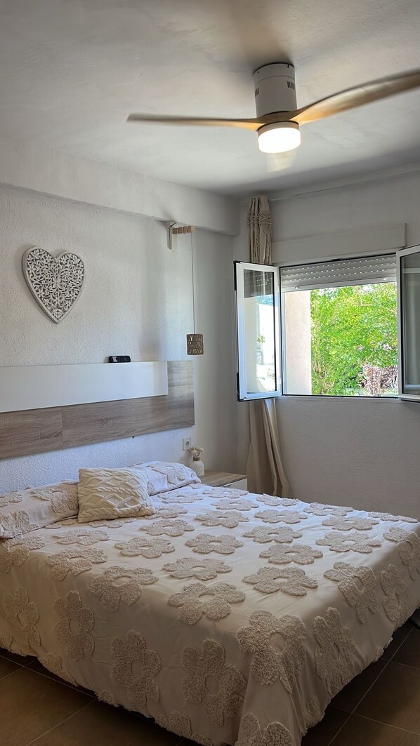 7 bedrooms, WiFi, bed sheets