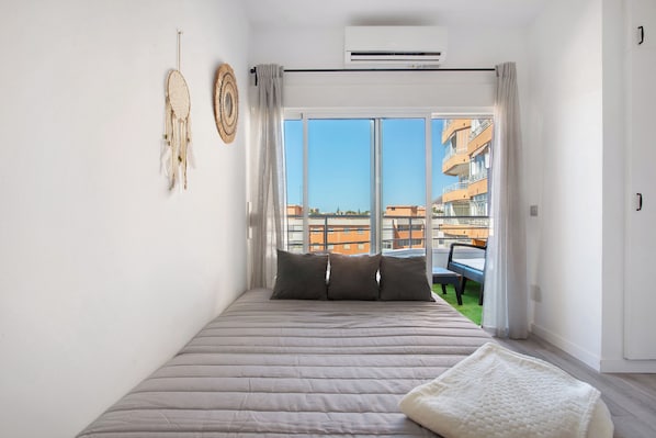 Iron/ironing board, free WiFi, bed sheets