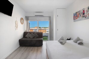 Iron/ironing board, free WiFi, bed sheets