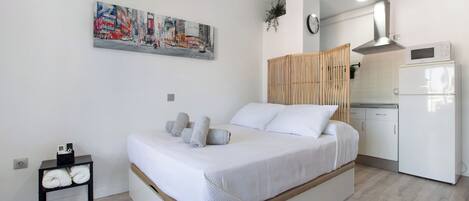 Iron/ironing board, free WiFi, bed sheets