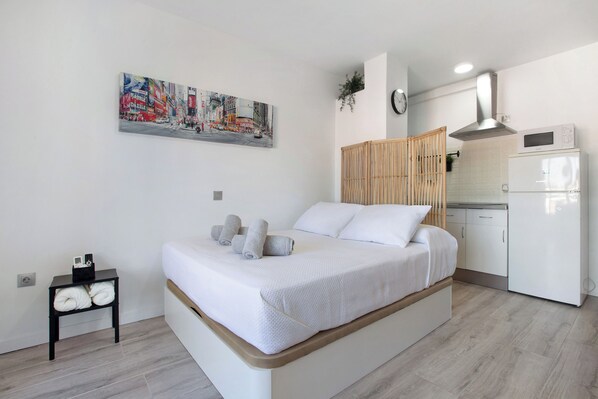 Iron/ironing board, free WiFi, bed sheets