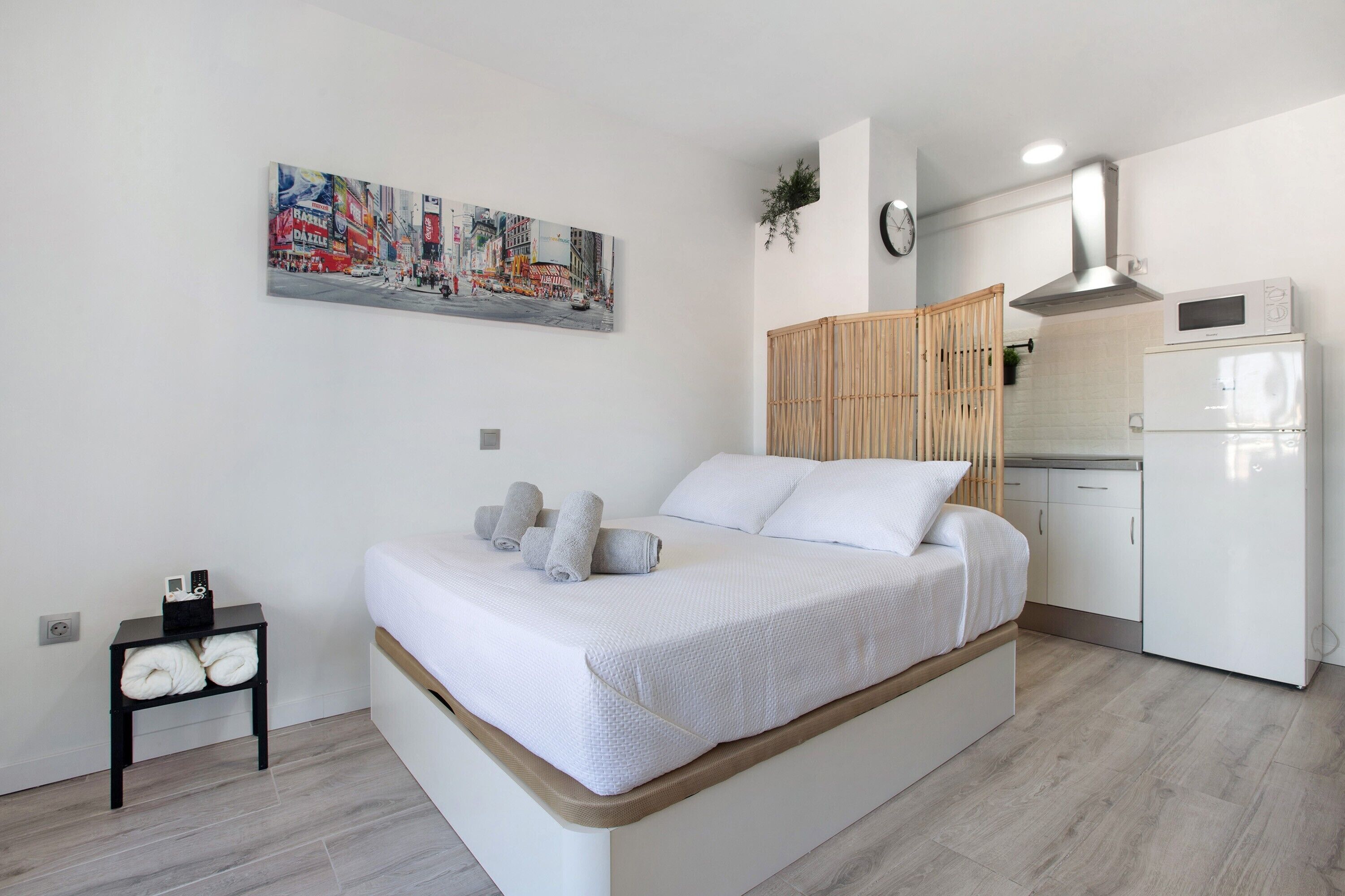 Tabla de planchar con plancha, wifi gratis y ropa de cama 