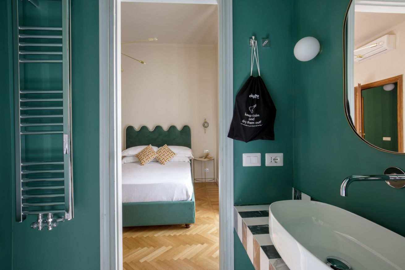 Une chambre à coucher avec un lit, une table de chevet et une commode.