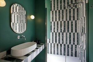 Dusche, kostenlose Toilettenartikel, Haartrockner, Bidet
