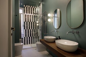 Dutxa, articles de tocador gratuïts, assecador de cabells i bidet