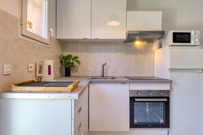 Kühlschrank, Mikrowelle, Ofen, Herdplatte