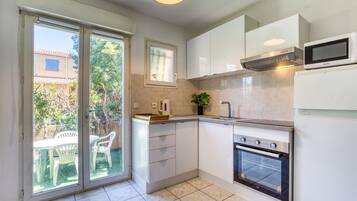 Een koelkast, een microgolfoven, een oven, een kookplaat