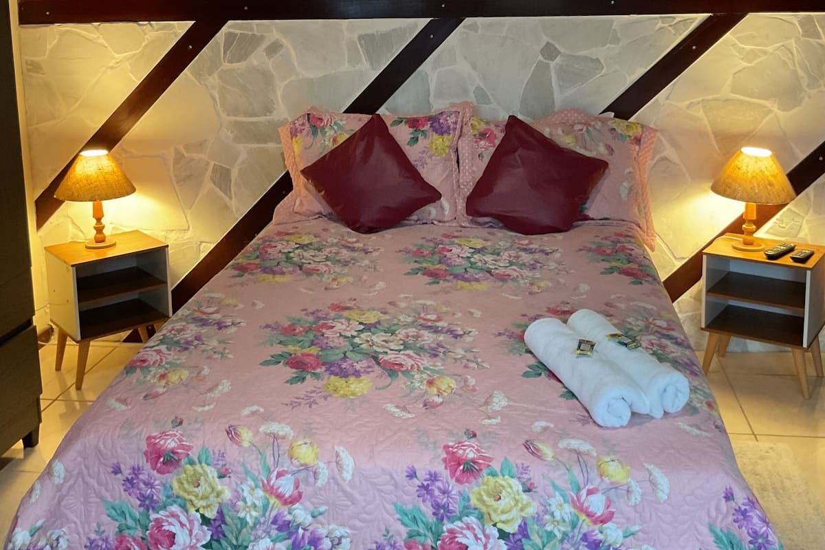 1 bedroom, bed sheets