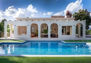Une maison moderne dotée d’une piscine, de fenêtres en arc de cercle et d’un espace patio.