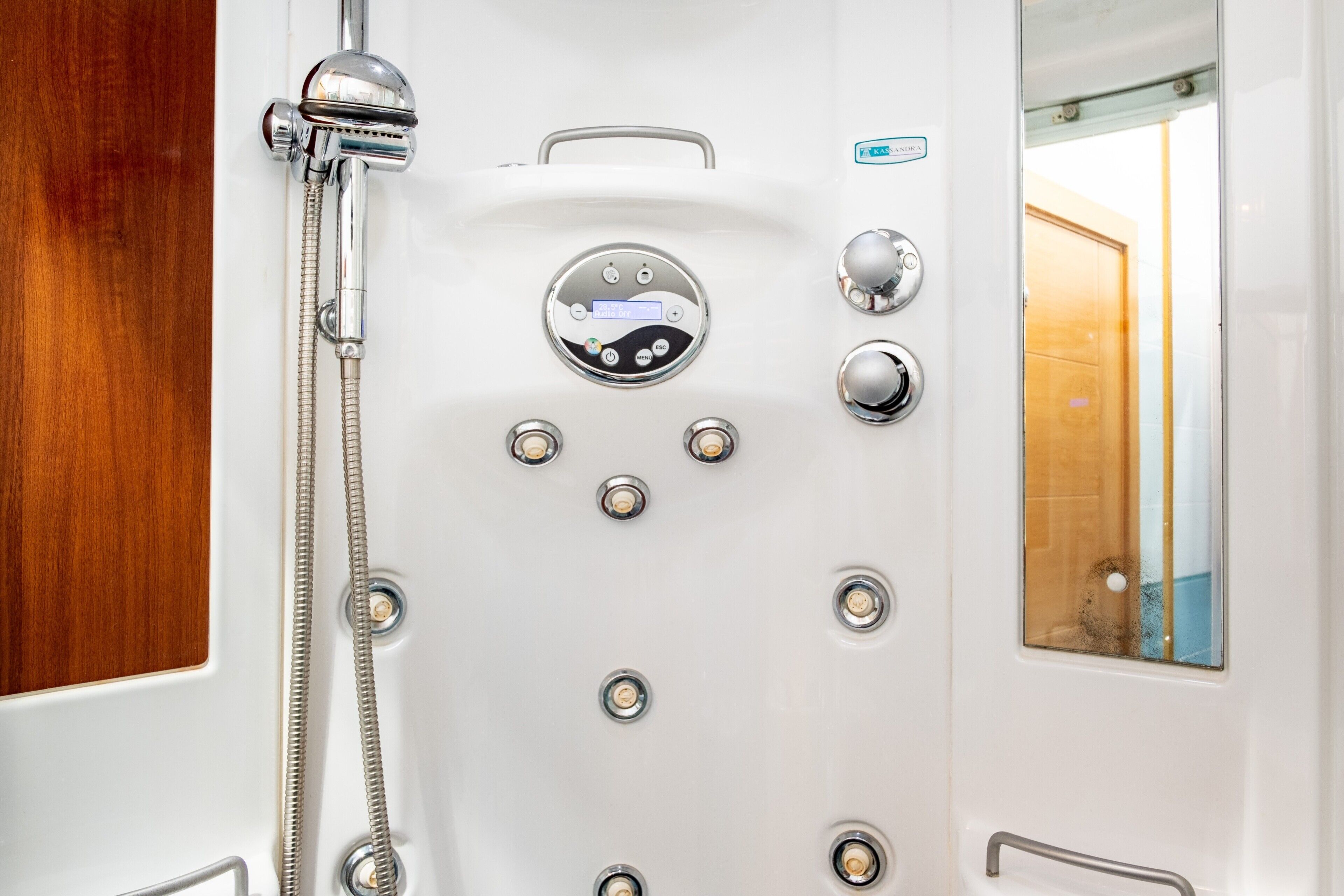 Een douche, een haardroger, handdoeken