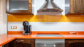 冷蔵庫、電子レンジ、オーブン、コンロ