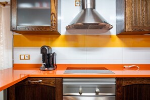 Fridge, microwave, oven, stovetop - Country House 'Casa Rural Del Tormes' with Mountain View, Private Terrace and Private Garden (Puente del Congosto)