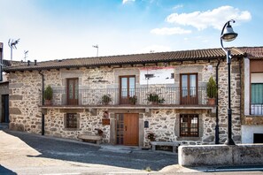 Exterior - Country House 'Casa Rural Del Tormes' with Mountain View, Private Terrace and Private Garden (Puente del Congosto)