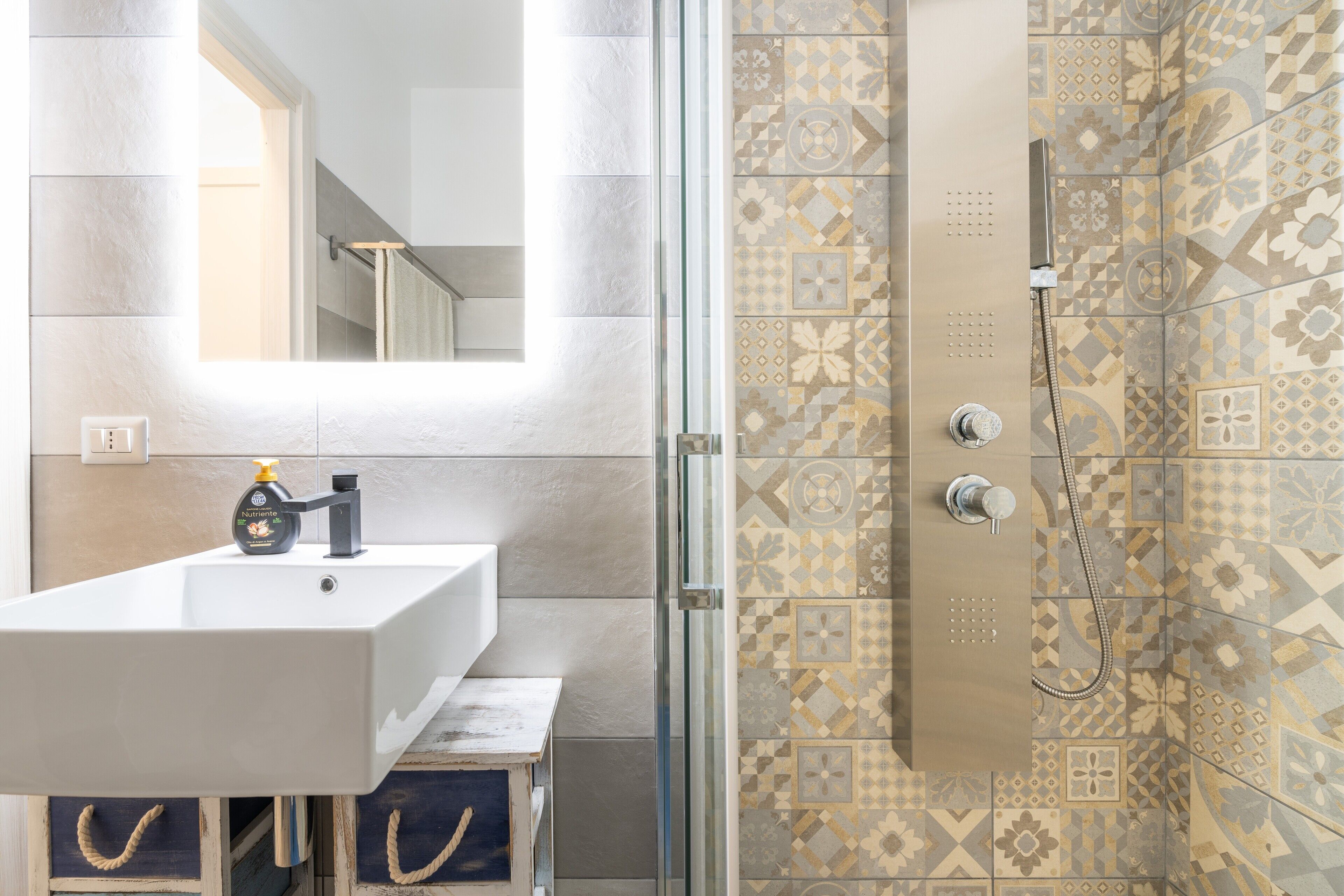 Douche, articles de toilette gratuits, sèche-cheveux