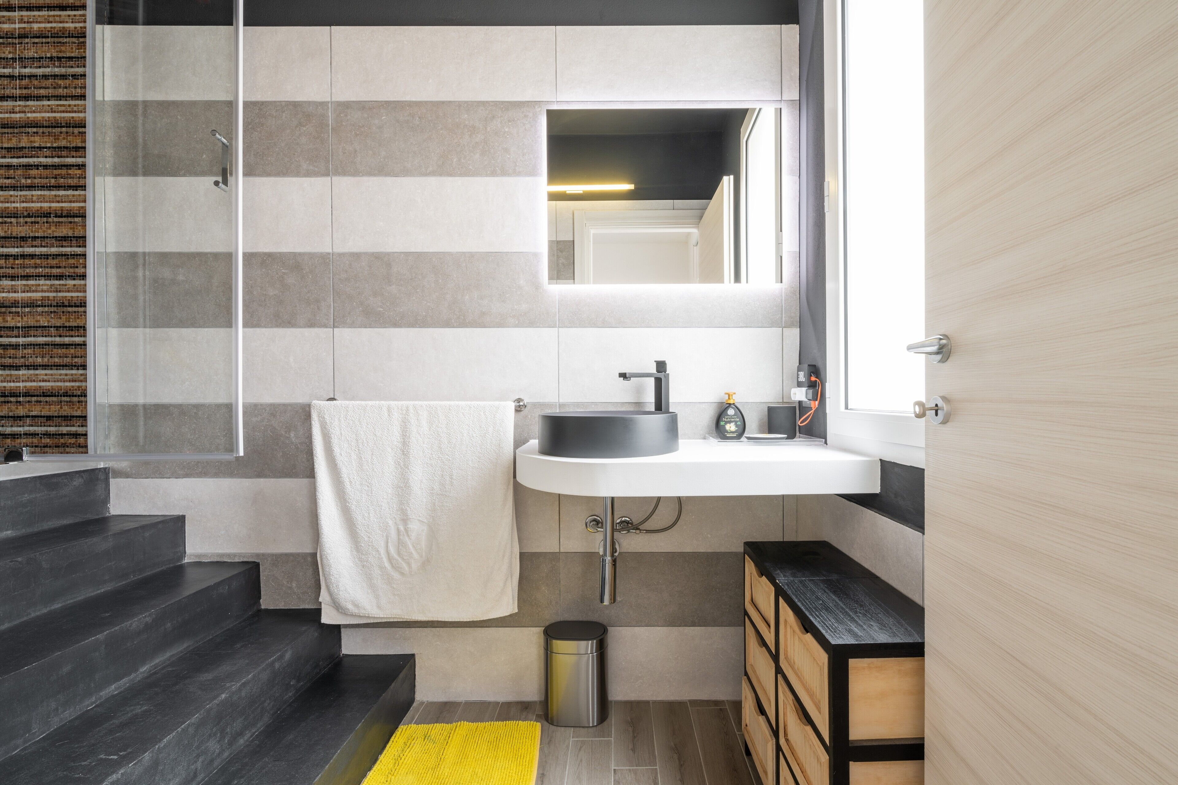 Dusch, gratis toalettartiklar, hårtork och handdukar