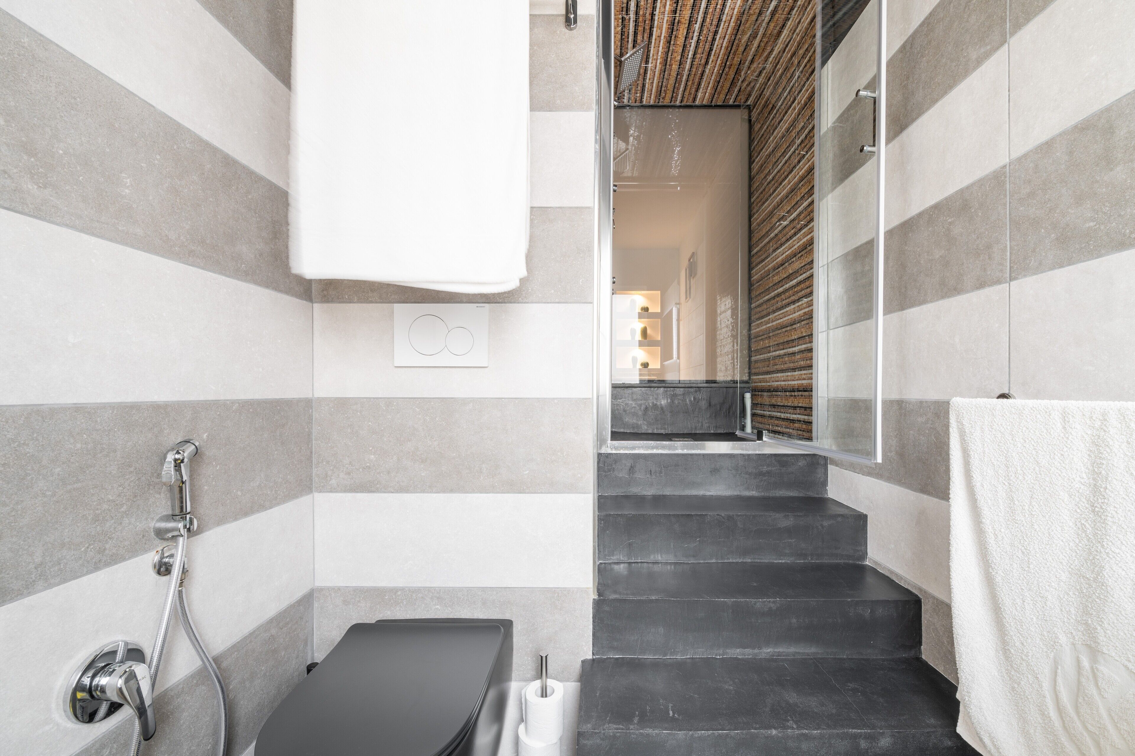 Een douche, gratis toiletartikelen, een haardroger, handdoeken