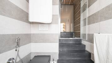 Dusche, kostenlose Toilettenartikel, Haartrockner, HandtĂŒcher