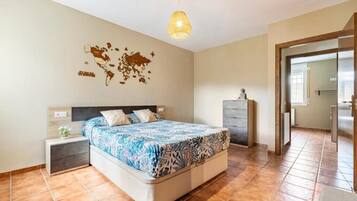 3 bedrooms, free WiFi, bed sheets, wheelchair access