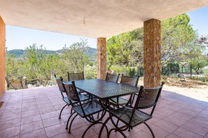 Outdoor dining - Country House 'Ca La Cuca' with Mountain View, Private Pool and Wi-Fi (Alforja)