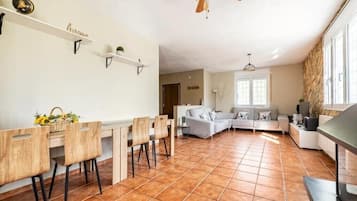 Tv, eldstad, ett bordtennisbord och en stereo