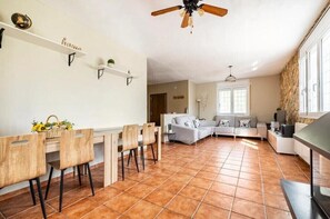 TV, caminetto, tavolo da ping pong, impianto stereo