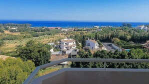 Vista sulla costa con edifici e vegetazione.