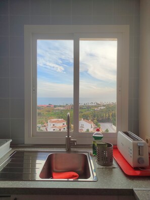 Fridge, microwave, oven, stovetop - Apartment 'Apartamento Vista Al Mar' with Sea View, Shared Pool and Private Terrace (Estepona)