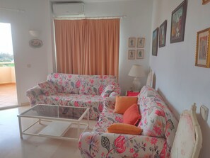 TV - Apartment 'Apartamento Vista Al Mar' with Sea View, Shared Pool and Private Terrace (Estepona)