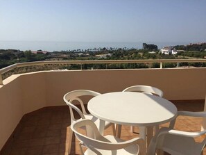Outdoor dining - Apartment 'Apartamento Vista Al Mar' with Sea View, Shared Pool and Private Terrace (Estepona)