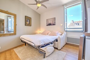 Iron/ironing board, free WiFi, bed sheets