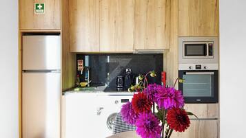 Kylskåp, mikrovågsugn, ugn och spishäll