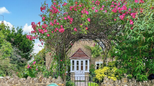 A stone wall with a mailbox marked '4' and a sign reading "Gladwyn Cottage". - 3 bedroom accommodation in Sutton Benger, near Lacock (Sutton Benger, near Lacock)