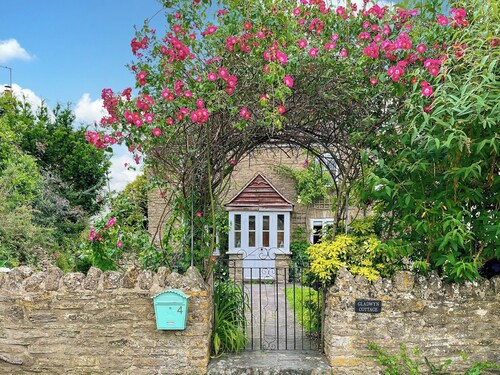 3 bedroom accommodation in Sutton Benger, near Lacock