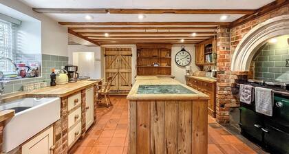 3 bedroom accommodation in Sutton Benger, near Lacock