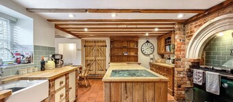 3 bedroom accommodation in Sutton Benger, near Lacock