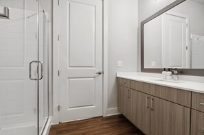 Apartamento Deluxe (Self Check-in with Virtual Front Desk) | Baño | Artículos de higiene personal gratuitos, secador de pelo y toallas