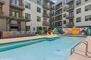Outdoor pool, pool umbrellas, pool loungers - Kasa NoDa Charlotte (Charlotte)