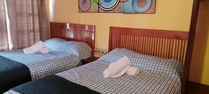 Familienzimmer, Talblick | Schreibtisch, laptopgeeigneter Arbeitsplatz, kostenloses WLAN