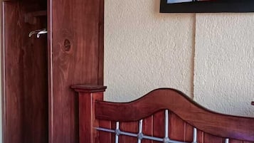 Habitación ejecutiva con 1 cama matrimonial o 2 individuales | Escritorio, espacio para trabajar con laptop y wifi gratis