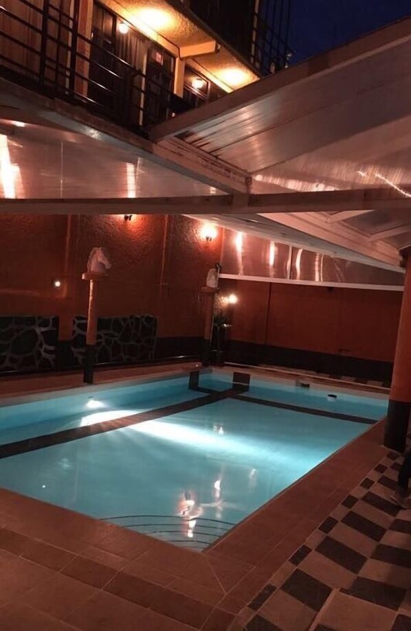 30-Zoll-Flachbildfernseher mit Kabelempfang, aktuelle Filme, Pay-TV