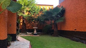 30-inch flat-screen TV with cable channels, first-run movies, pay movies - Alebrije Hotel boutique (Amanalco de Becerra)
