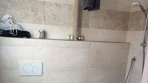 Un bany amb vàter, bidet i plat de dutxa.