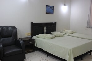 Quarto triplo luxo | Escrivaninha, espaço de trabalho para notebook, Wi-Fi de cortesia