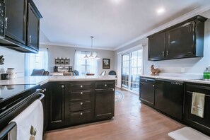 Fridge, microwave, oven, stovetop - Beautiful Bella Vista Retreat - a short drive to all the things in NWA! (Bella Vista)