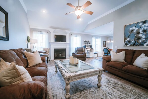 Smart TV, books - Beautiful Bella Vista Retreat - a short drive to all the things in NWA! (Bella Vista)