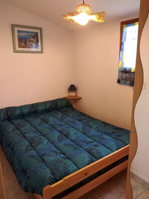 2 bedrooms, iron/ironing board, travel cot