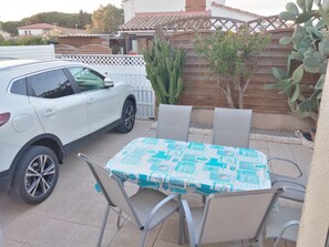 Outdoor dining - Maison Climatisée Parking Privé Proche mer (Sainte-Marie-la-Mer)