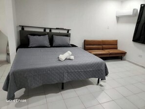 Tabla de planchar con plancha, wifi y ropa de cama 