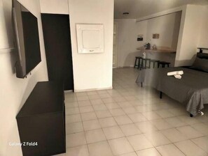 Tabla de planchar con plancha, wifi y ropa de cama 
